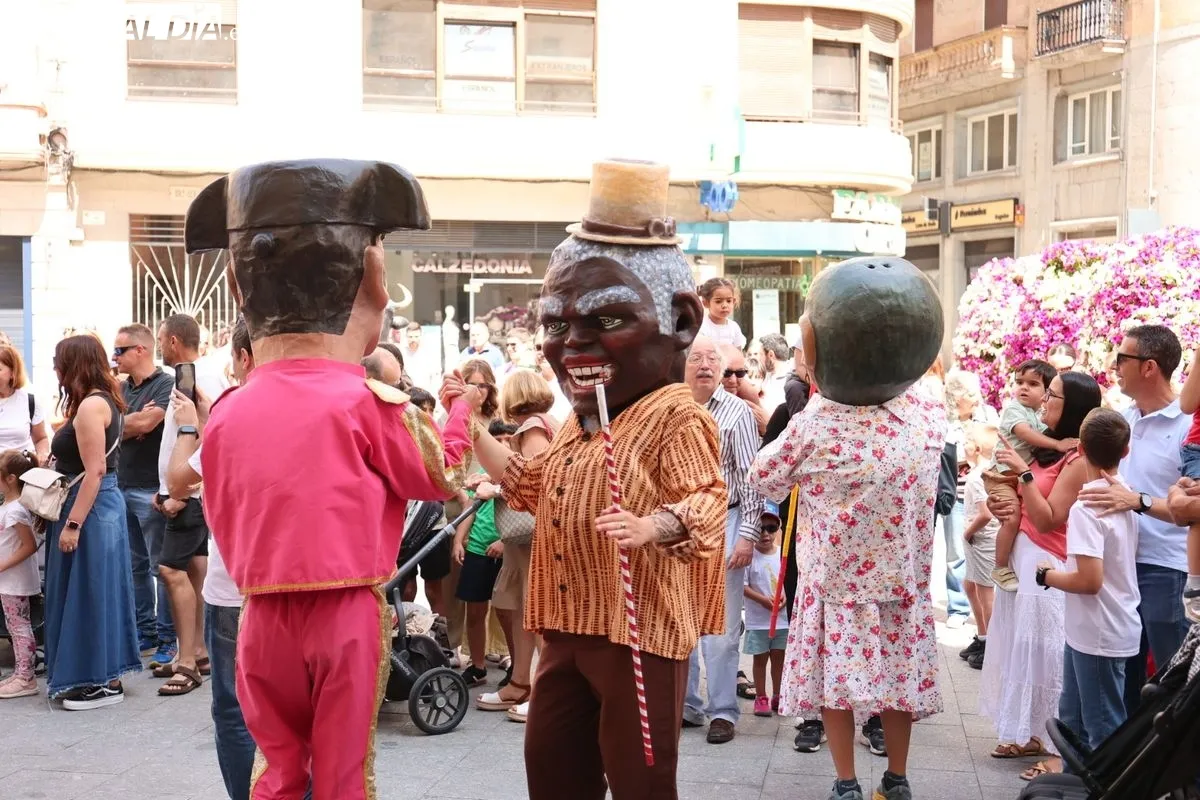 Pasacalles de gigantes y cabezudos, acompañados por charanga, en el centro de Salamanca. Fotos: David Sañudo