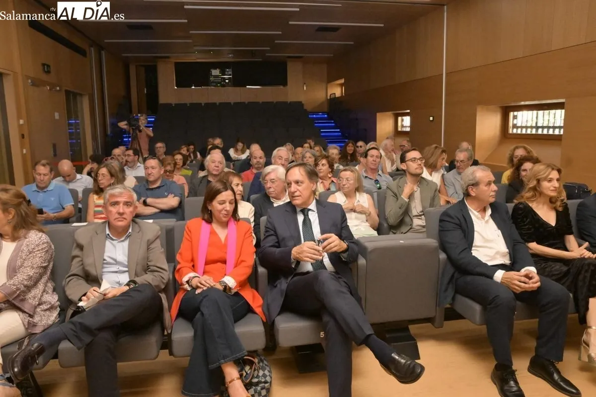 Foto 8 - FOTOS | El complejo papel de Felipe VI, a debate en Salamanca
