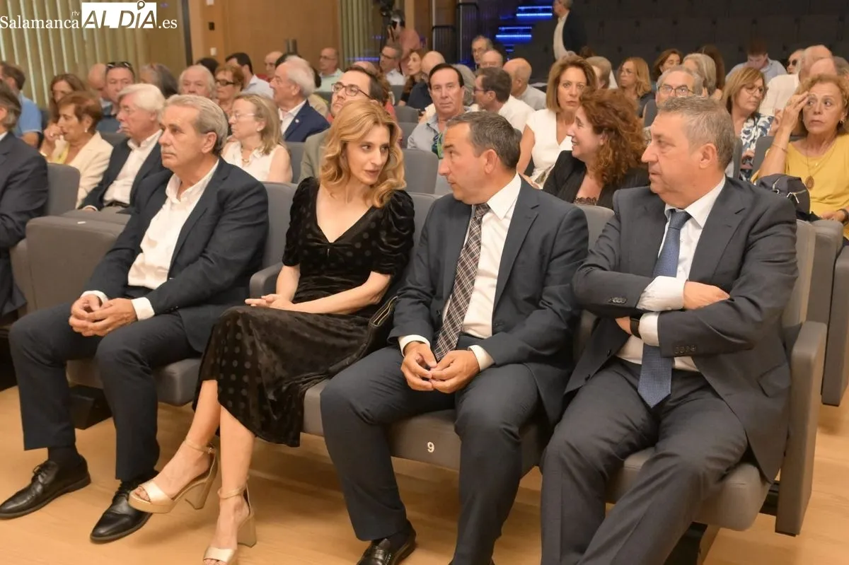 Foto 7 - FOTOS | El complejo papel de Felipe VI, a debate en Salamanca
