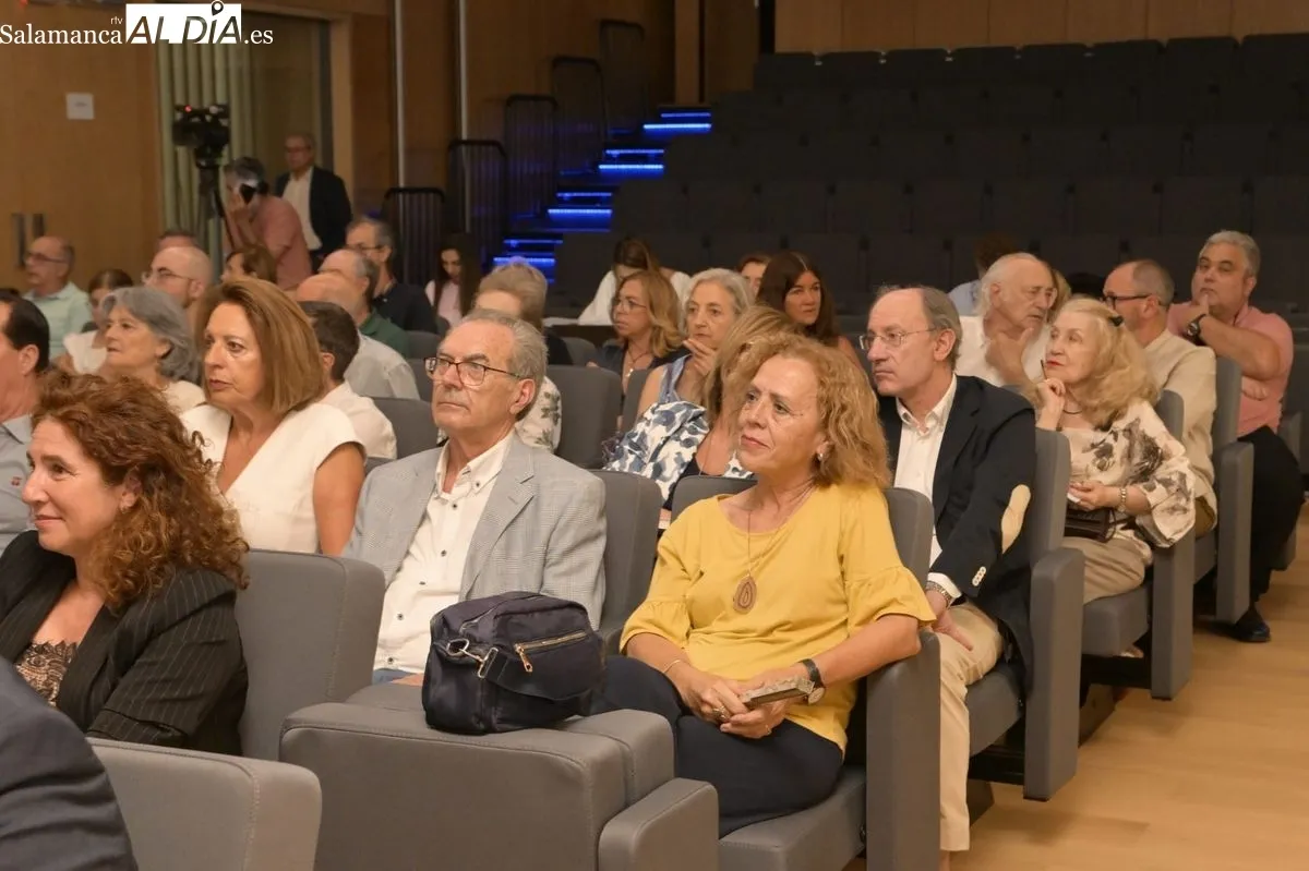 Foto 6 - FOTOS | El complejo papel de Felipe VI, a debate en Salamanca