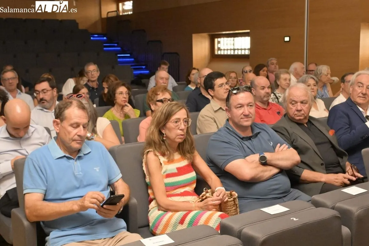Foto 5 - FOTOS | El complejo papel de Felipe VI, a debate en Salamanca