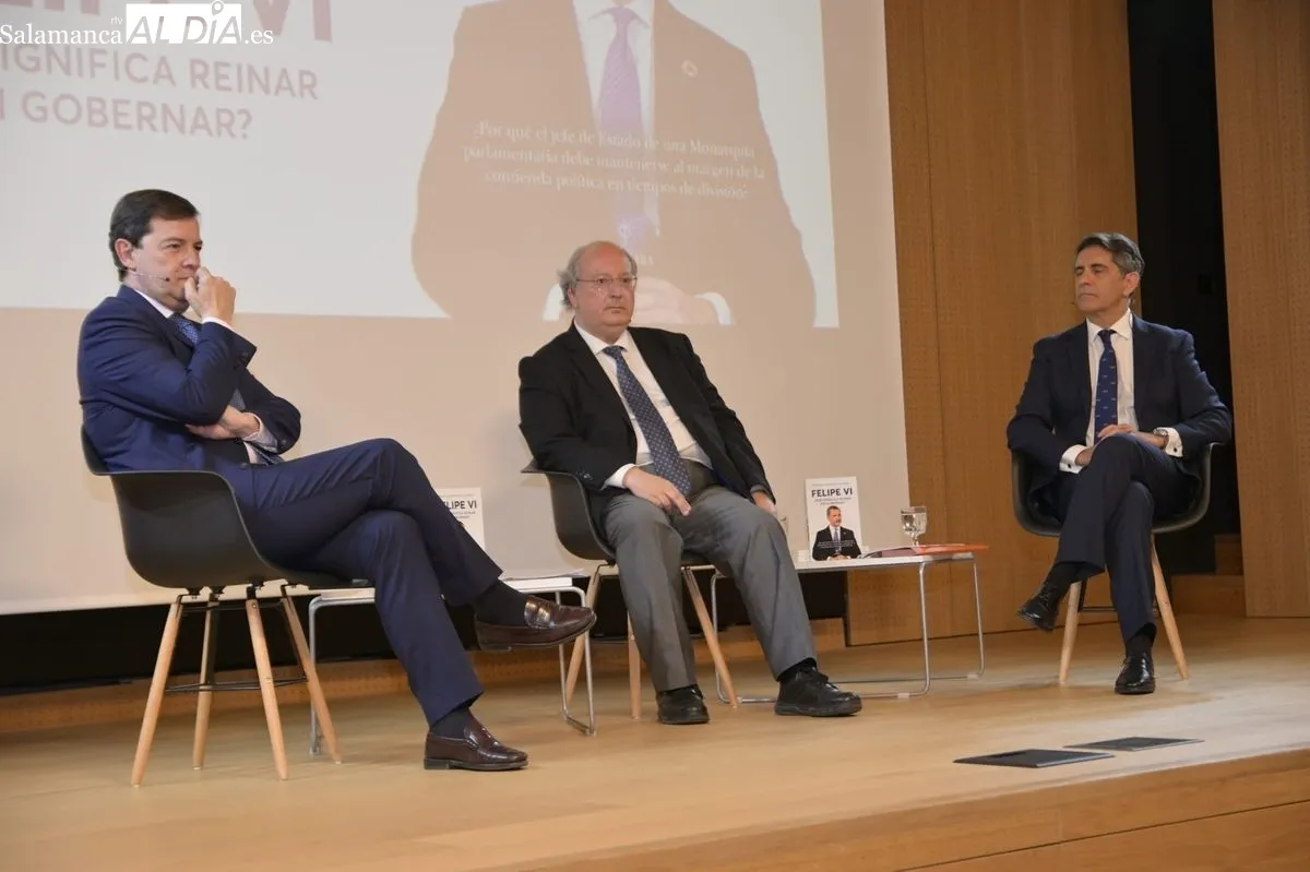 Foto 2 - FOTOS | El complejo papel de Felipe VI, a debate en Salamanca