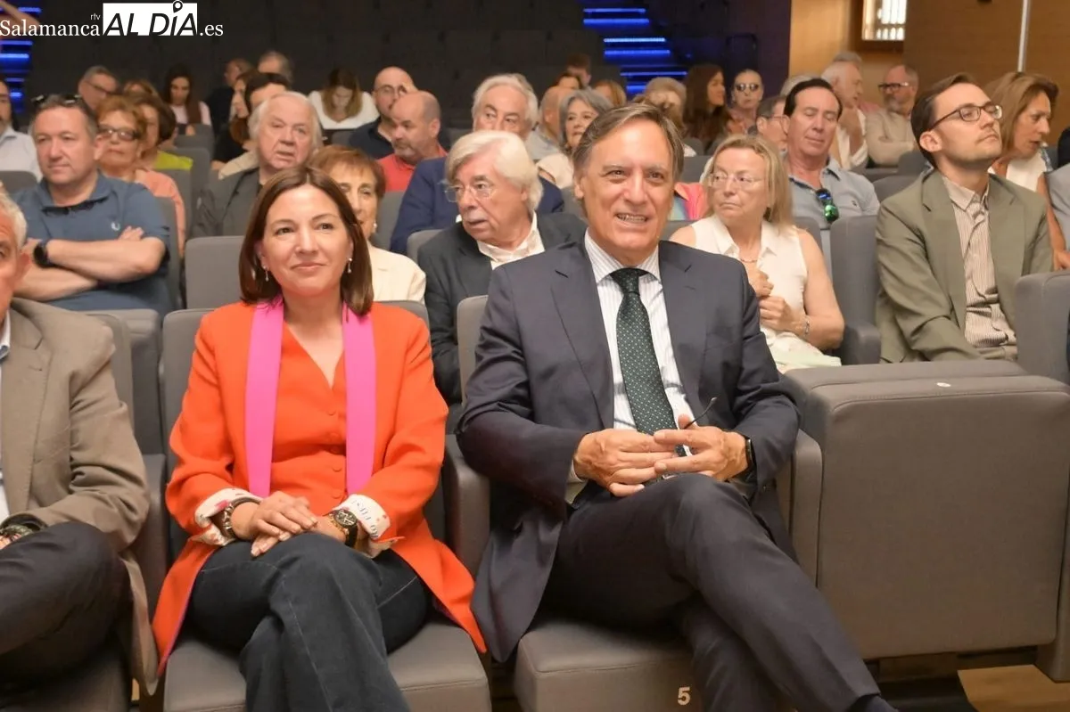 Foto 10 - FOTOS | El complejo papel de Felipe VI, a debate en Salamanca