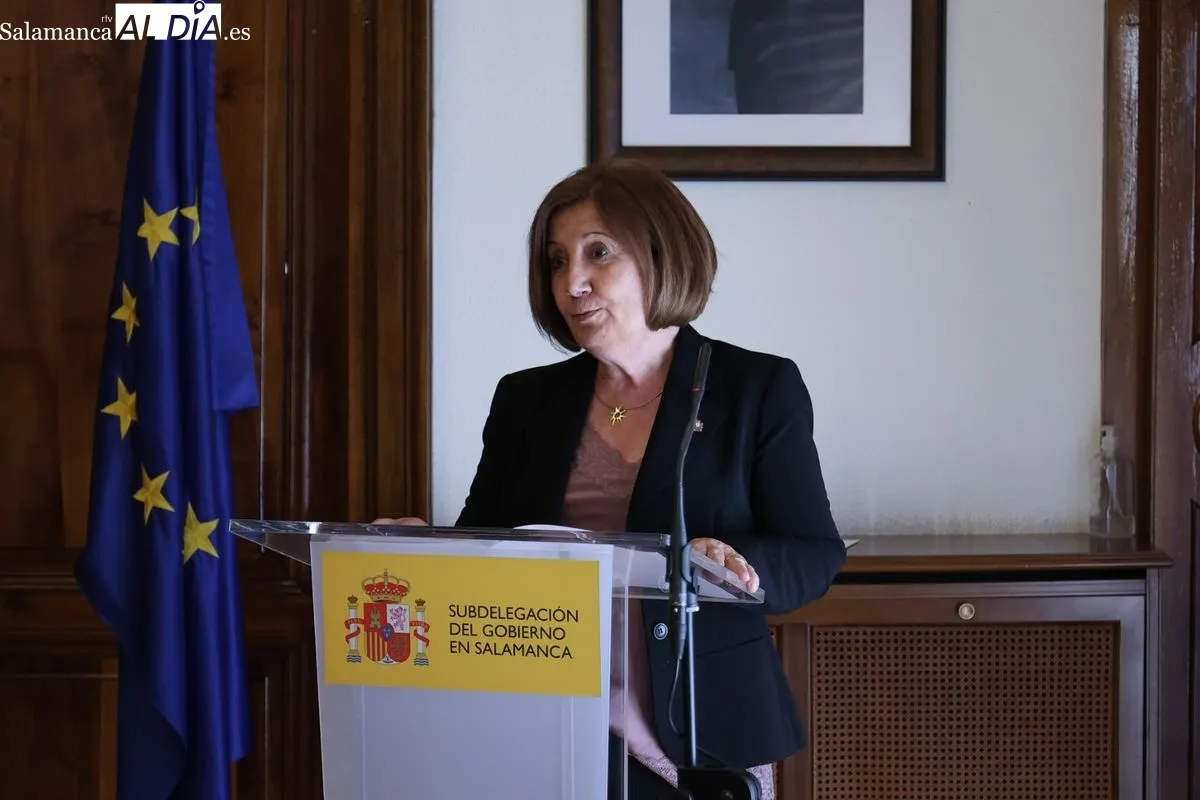 La subdelegada del Gobierno, Rosa López, ha hecho entrega de los diplomas a los ocho radioaficionados salmantinos. Foto: David Sañudo