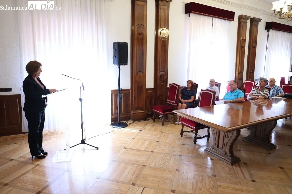 La subdelegada del Gobierno, Rosa López, ha hecho entrega de los diplomas a los ocho radioaficionados salmantinos. Foto: David Sañudo