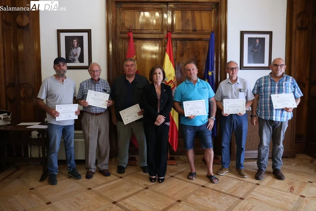 La subdelegada del Gobierno, Rosa López, ha hecho entrega de los diplomas a los ocho radioaficionados salmantinos. Foto: David Sañudo
