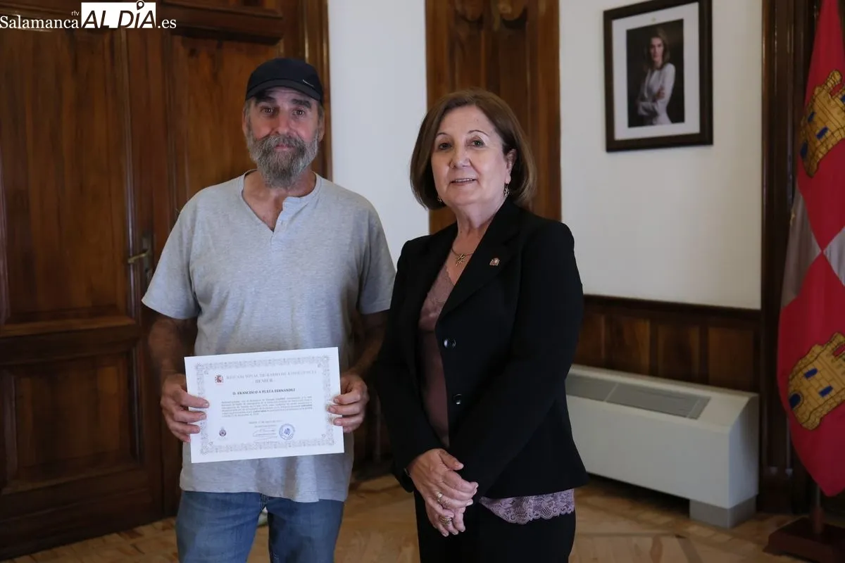 La subdelegada del Gobierno, Rosa López, ha hecho entrega de los diplomas a los ocho radioaficionados salmantinos. Foto: David Sañudo