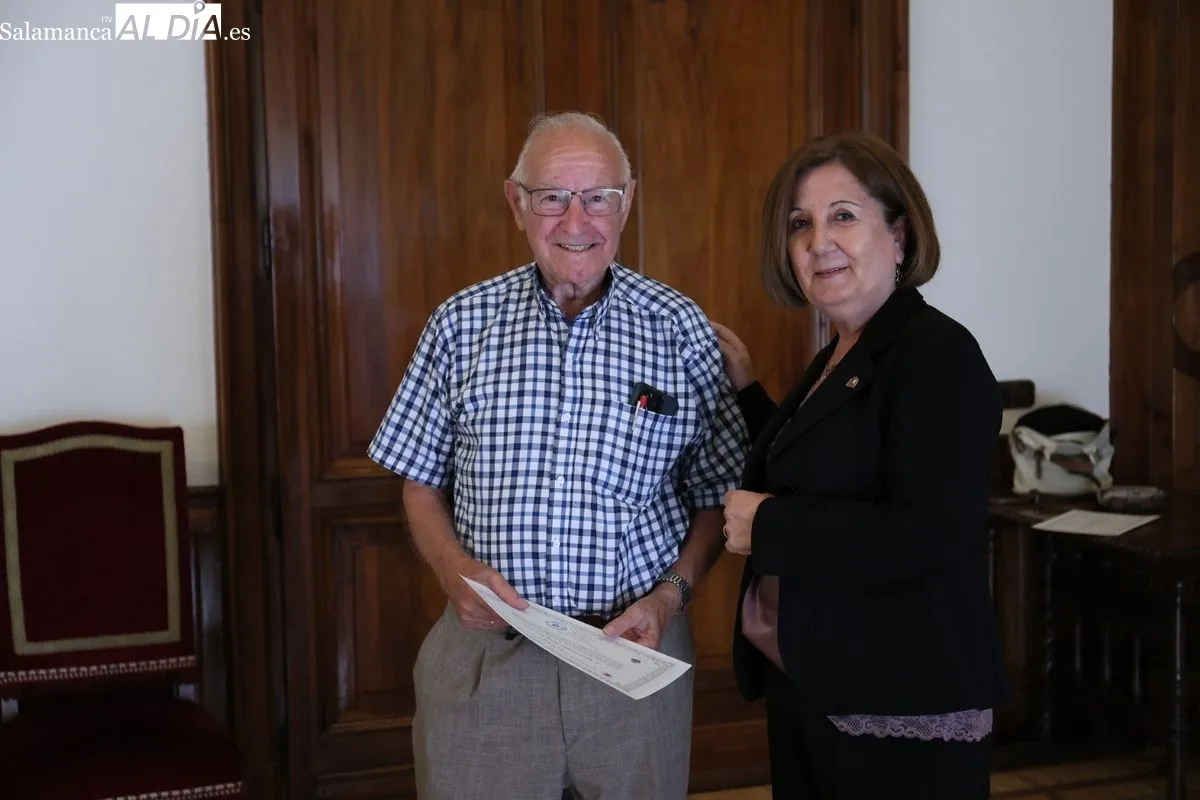 La subdelegada del Gobierno, Rosa López, ha hecho entrega de los diplomas a los ocho radioaficionados salmantinos. Foto: David Sañudo