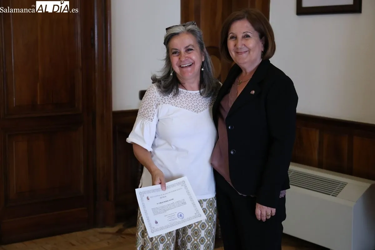 La subdelegada del Gobierno, Rosa López, ha hecho entrega de los diplomas a los ocho radioaficionados salmantinos. Foto: David Sañudo