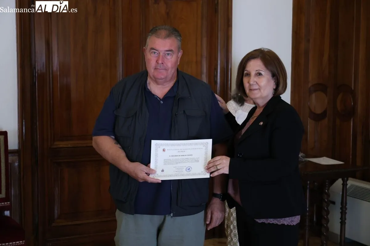 La subdelegada del Gobierno, Rosa López, ha hecho entrega de los diplomas a los ocho radioaficionados salmantinos. Foto: David Sañudo
