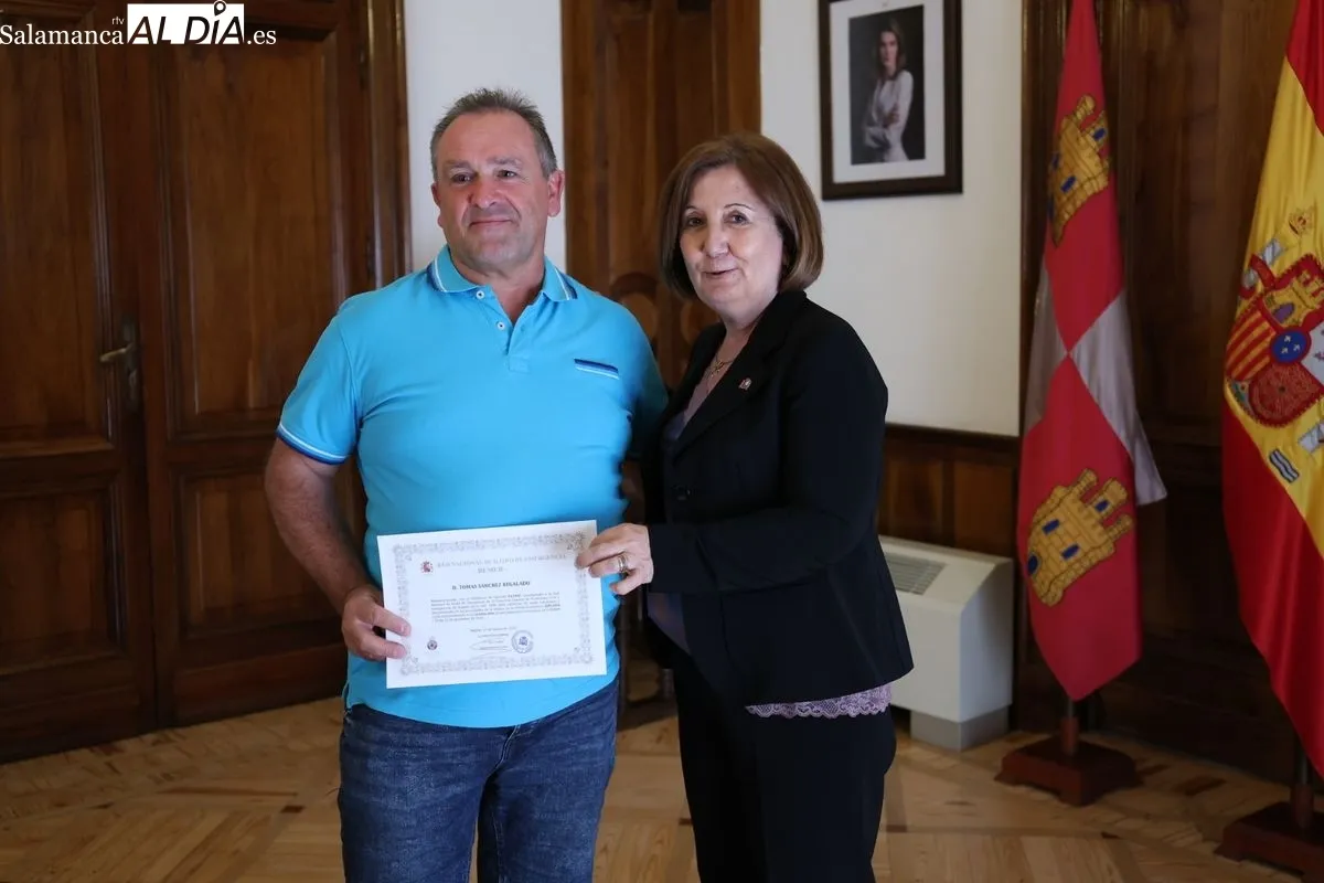La subdelegada del Gobierno, Rosa López, ha hecho entrega de los diplomas a los ocho radioaficionados salmantinos. Foto: David Sañudo