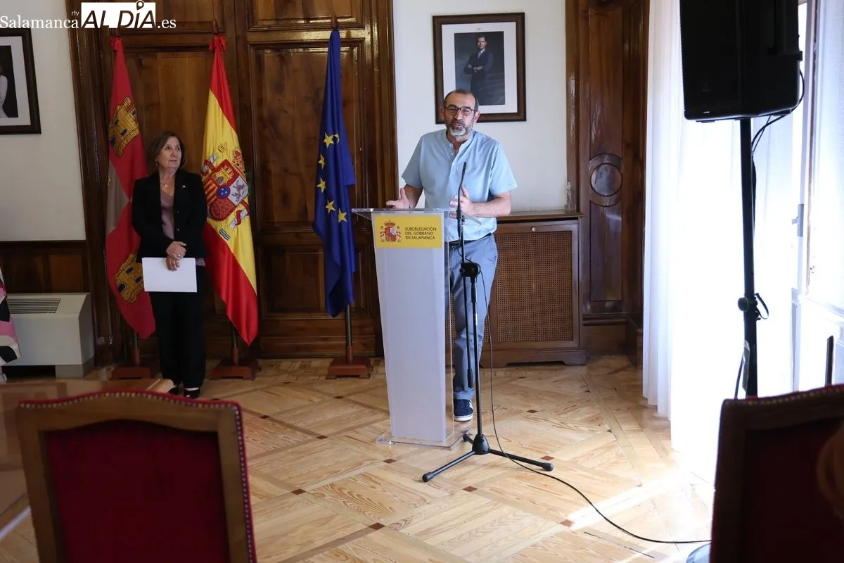 La subdelegada del Gobierno, Rosa López, ha hecho entrega de los diplomas a los ocho radioaficionados salmantinos. Foto: David Sañudo