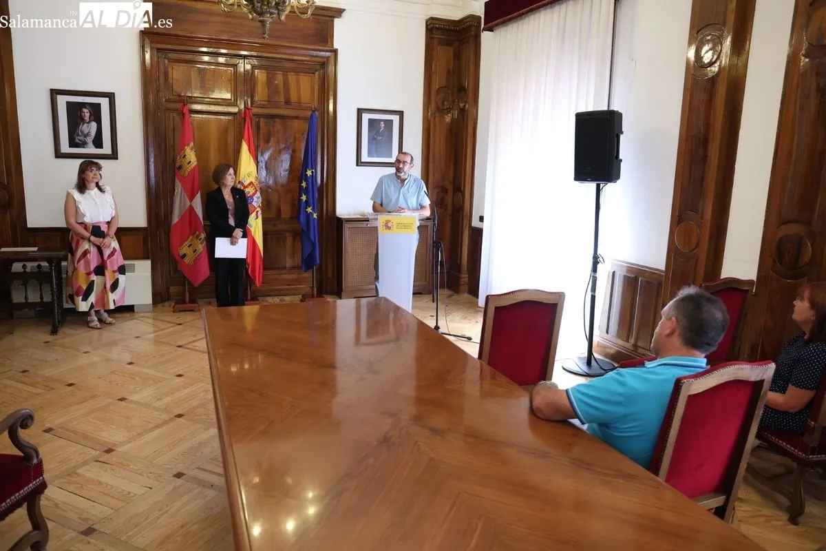 La subdelegada del Gobierno, Rosa López, ha hecho entrega de los diplomas a los ocho radioaficionados salmantinos. Foto: David Sañudo