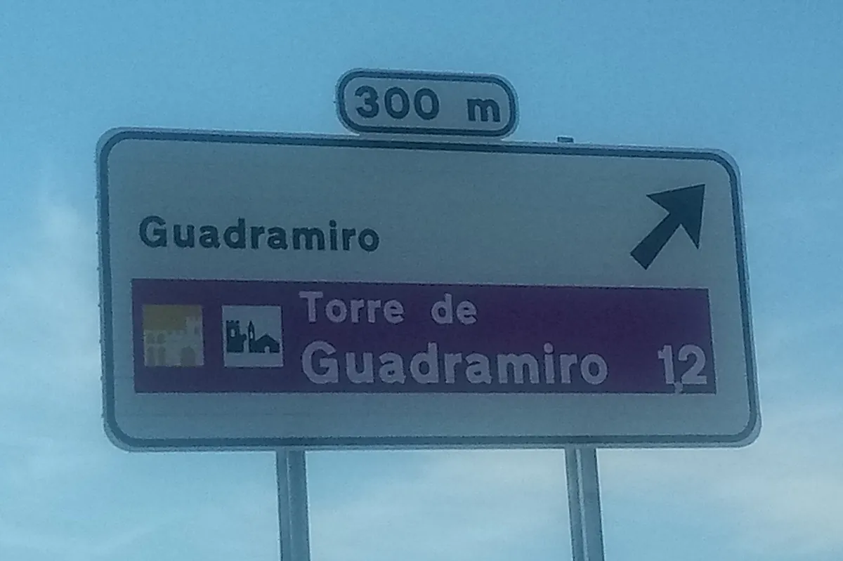 Señalización de la Torre de Guadramiro en la CL-517