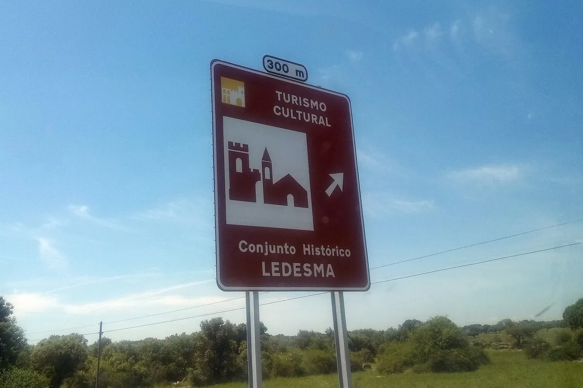 Señalización del Conjunto Histórico de Ledesma en la CL-517