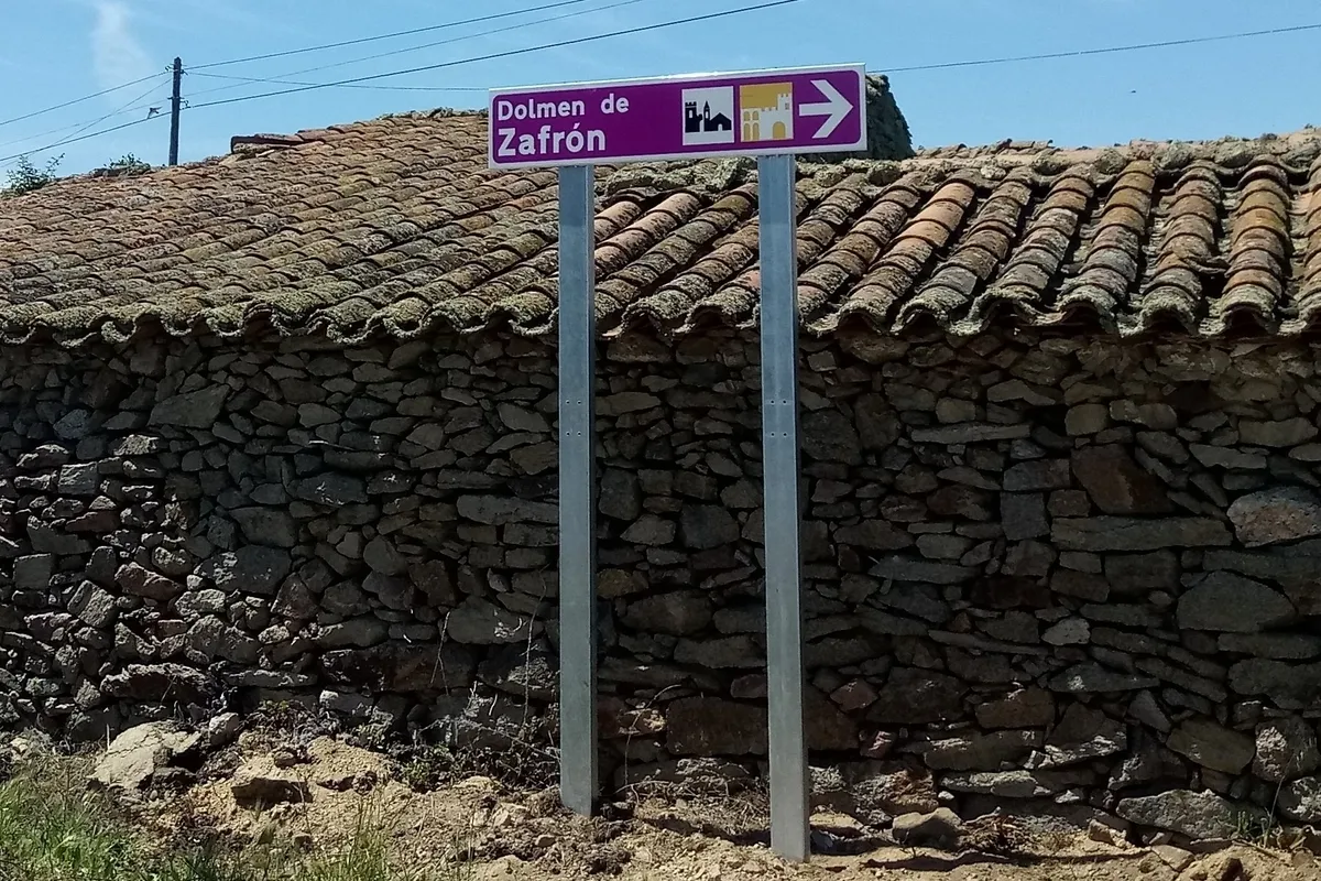 Señalización del Dolmen de Zafrón junto a la CL-517
