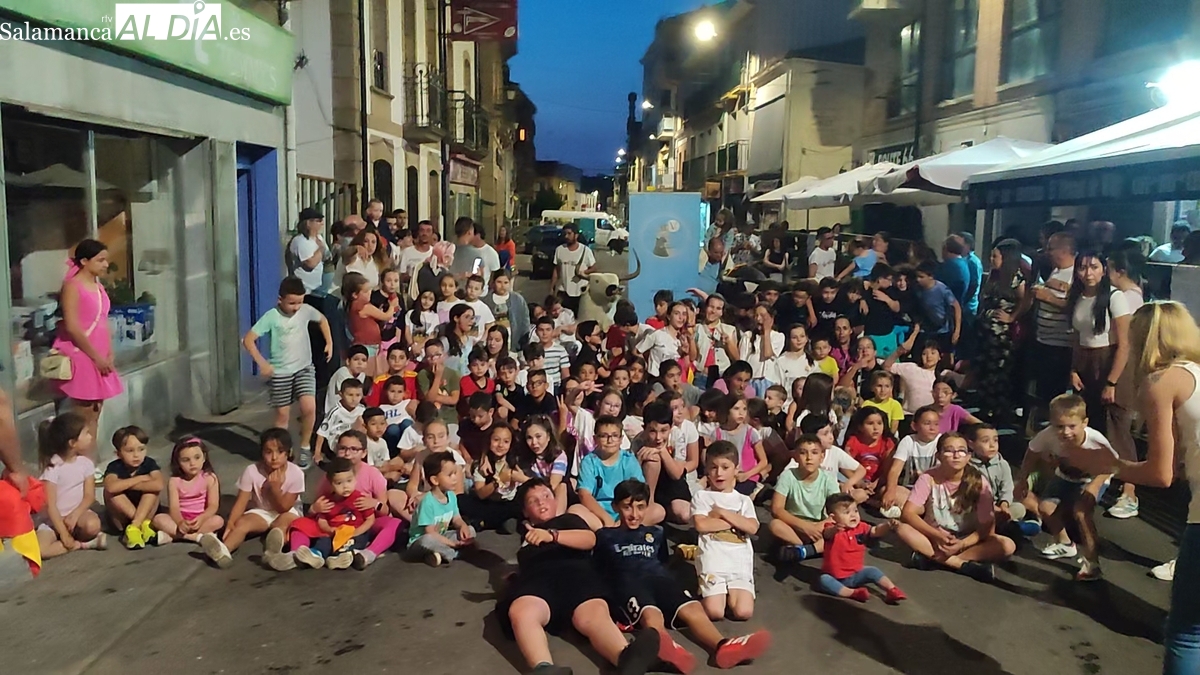 Los más pequeños de Vitigudino toman ventaja en el pre-Corpus con un encierro de carretones