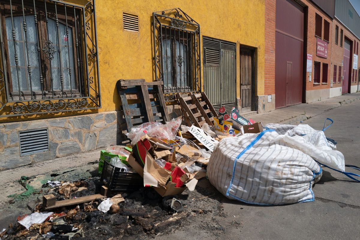 VÍDEO | La suciedad desborda la paciencia en el Polígono de Villares de la Reina: empresarios y trabajadores exigen soluciones 