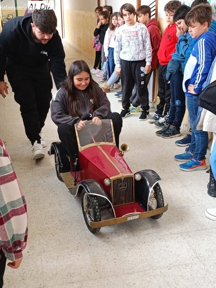 Maite Holgado y Javier Cuesta ponían el punto final a la visita de artistas al colegio por su programa 'Un cole con mucho arte' 