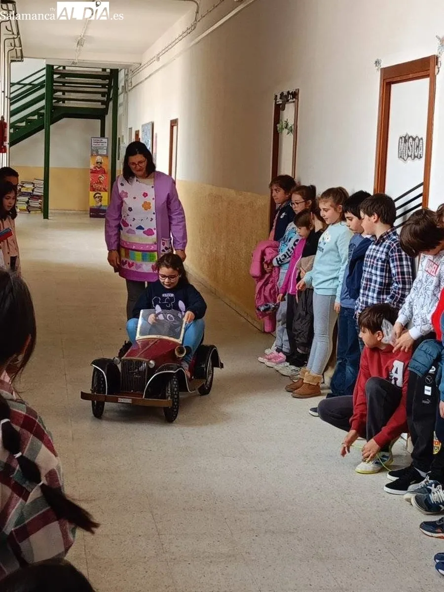 Maite Holgado y Javier Cuesta ponían el punto final a la visita de artistas al colegio por su programa 'Un cole con mucho arte' 