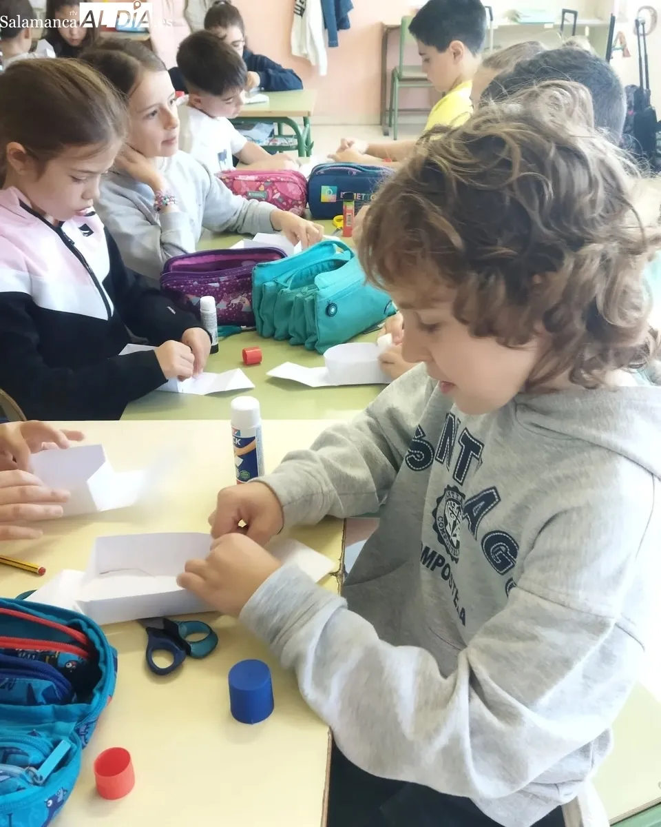 Maite Holgado y Javier Cuesta ponían el punto final a la visita de artistas al colegio por su programa 'Un cole con mucho arte' 