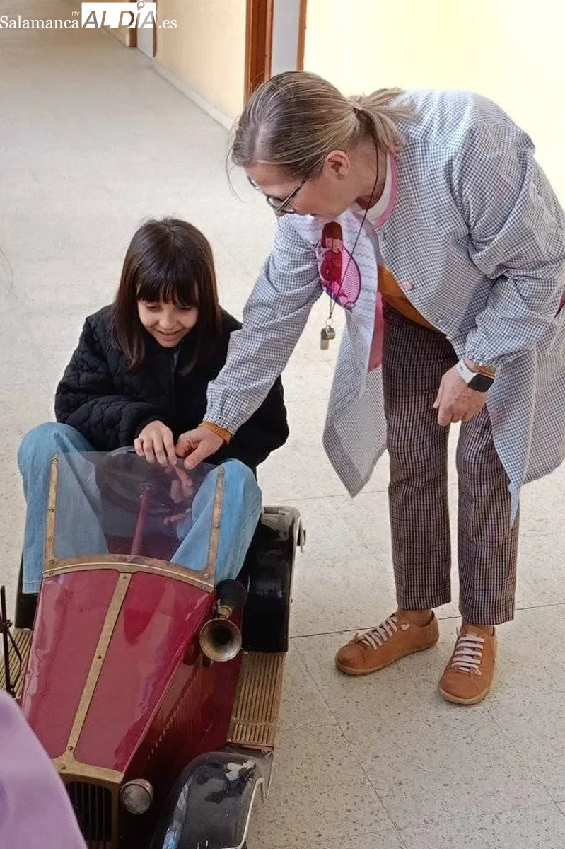 Maite Holgado y Javier Cuesta ponían el punto final a la visita de artistas al colegio por su programa 'Un cole con mucho arte' 