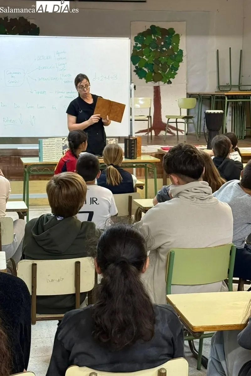 Maite Holgado y Javier Cuesta ponían el punto final a la visita de artistas al colegio por su programa 'Un cole con mucho arte' 