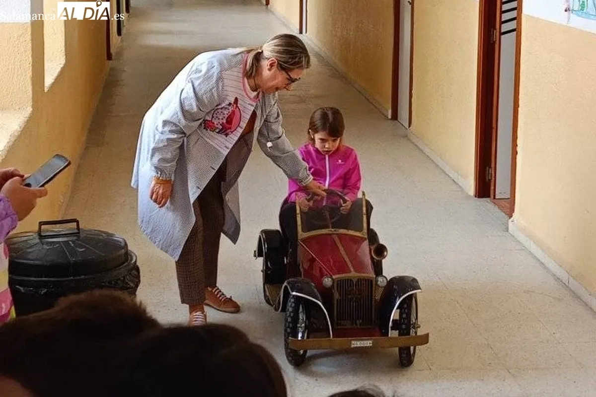 Maite Holgado y Javier Cuesta ponían el punto final a la visita de artistas al colegio por su programa 'Un cole con mucho arte' 