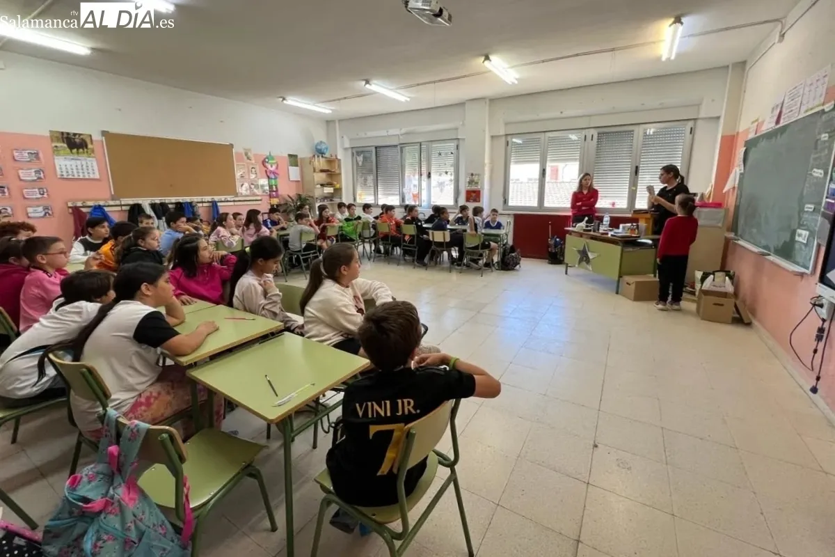 Maite Holgado y Javier Cuesta ponían el punto final a la visita de artistas al colegio por su programa 'Un cole con mucho arte' 