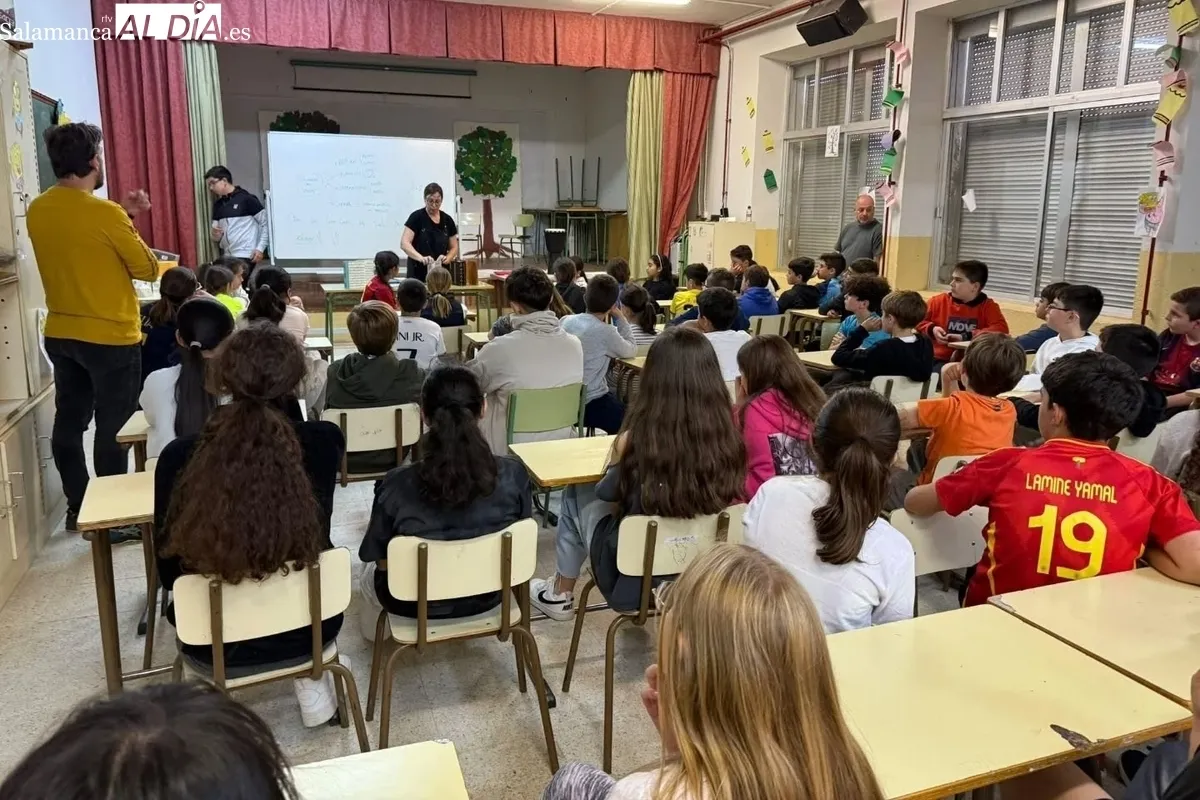 Maite Holgado y Javier Cuesta ponían el punto final a la visita de artistas al colegio por su programa 'Un cole con mucho arte' 