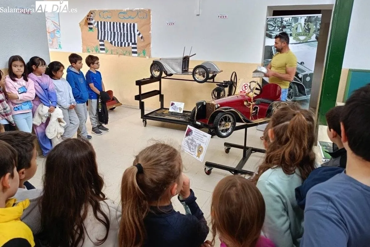 Maite Holgado y Javier Cuesta ponían el punto final a la visita de artistas al colegio por su programa 'Un cole con mucho arte' 