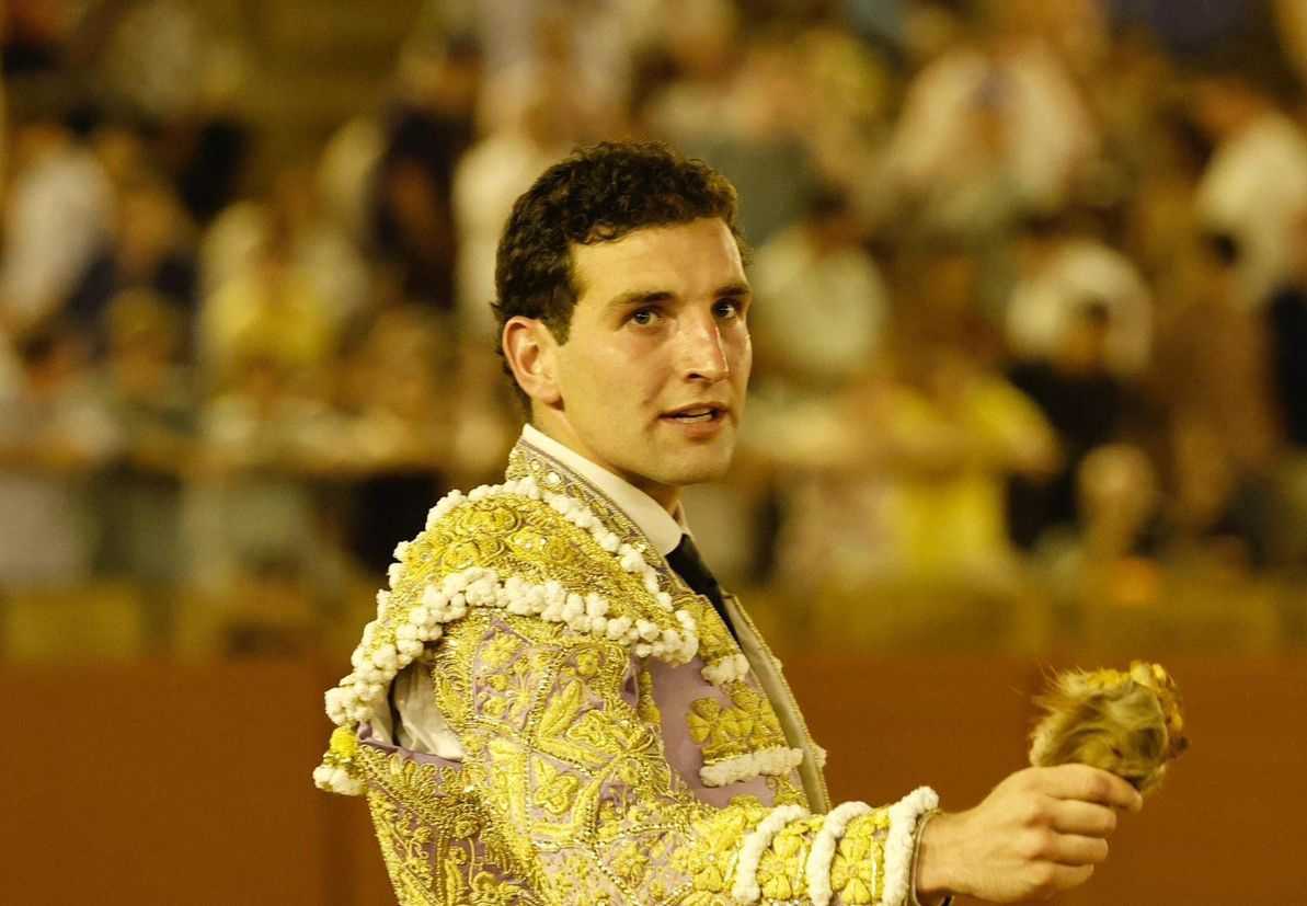 Valentín Hoyos corta una oreja de peso en Sevilla