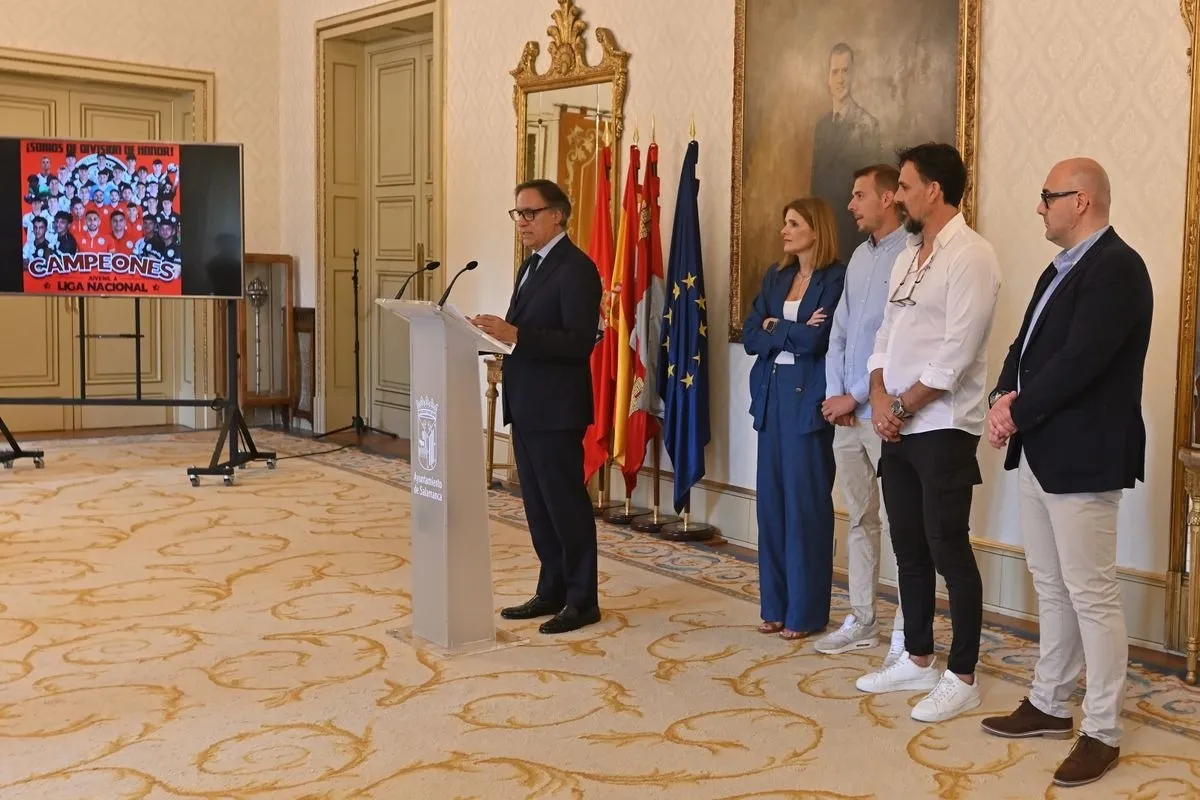 Foto 8 - Unionistas, recibido en el Ayuntamiento por el ascenso del Juvenil A a Divisi&oacute;n de Honor (FOTOS)