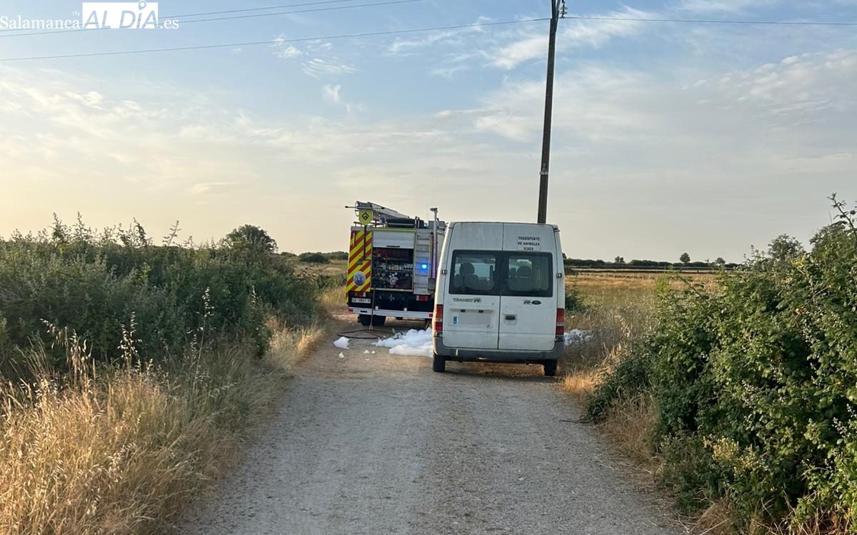 Incendio en una furgoneta en Lumbrales: los bomberos actúan