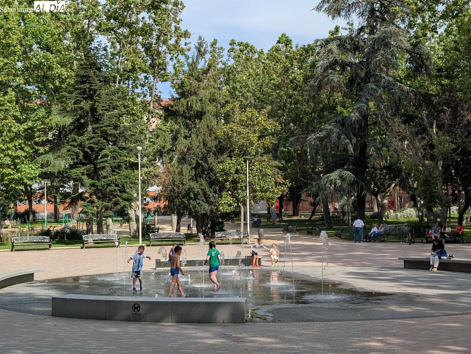 La Alamedilla, una 'piscina' improvisada en el centro de Salamanca | FOTOS: David Sañudo