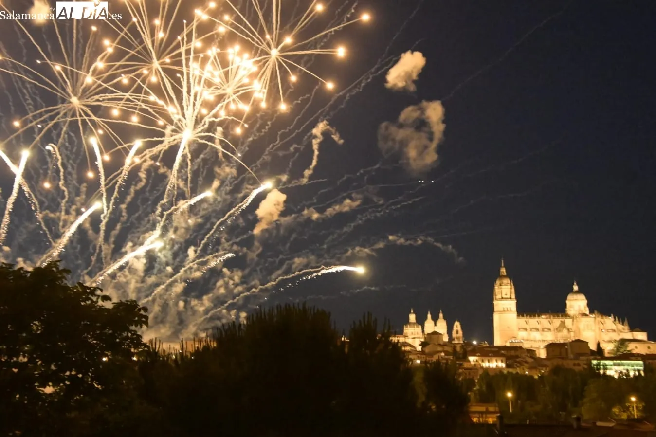 Foto 3 - Los fuegos artificiales iluminan Salamanca por San Juan de Sahag&uacute;n (FOTOS Y V&Iacute;DEO)