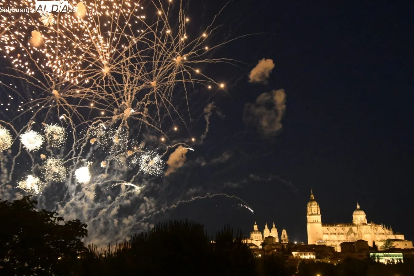 Foto 4 - Los fuegos artificiales iluminan Salamanca por San Juan de Sahag&uacute;n (FOTOS Y V&Iacute;DEO)