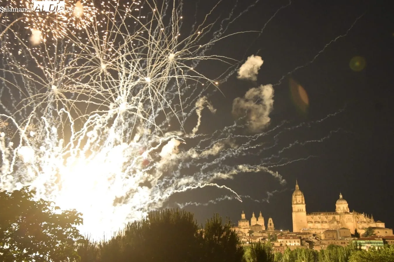 Foto 5 - Los fuegos artificiales iluminan Salamanca por San Juan de Sahag&uacute;n (FOTOS Y V&Iacute;DEO)