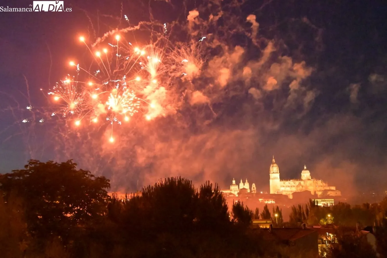 Foto 6 - Los fuegos artificiales iluminan Salamanca por San Juan de Sahag&uacute;n (FOTOS Y V&Iacute;DEO)