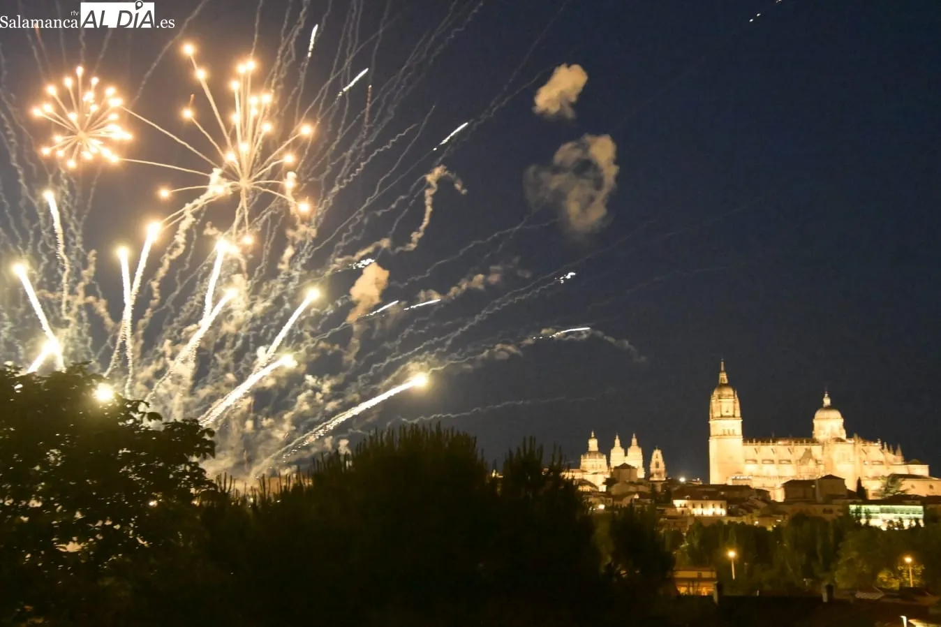 Foto 2 - Los fuegos artificiales iluminan Salamanca por San Juan de Sahag&uacute;n (FOTOS Y V&Iacute;DEO)