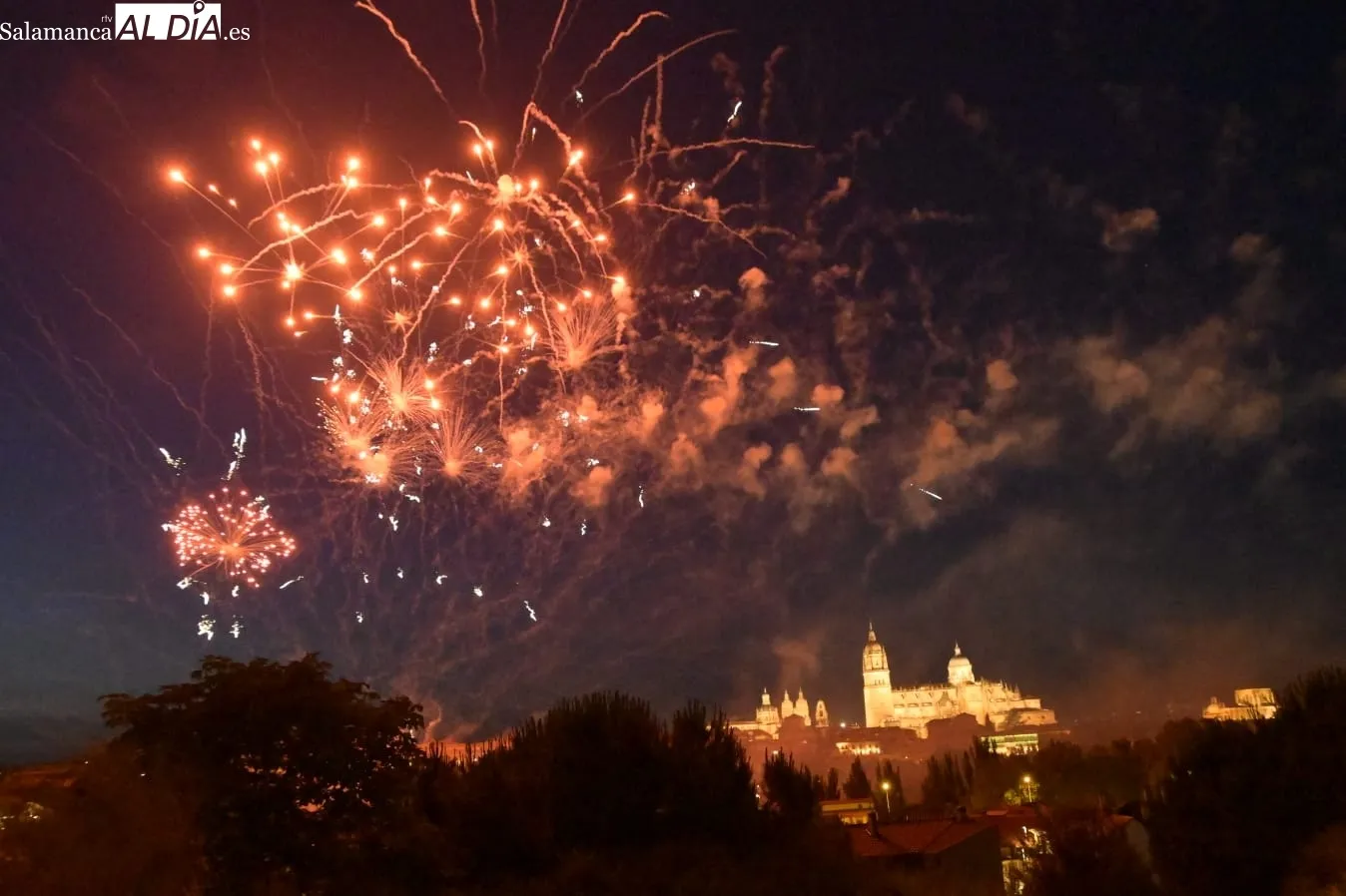 Foto 8 - Los fuegos artificiales iluminan Salamanca por San Juan de Sahag&uacute;n (FOTOS Y V&Iacute;DEO)