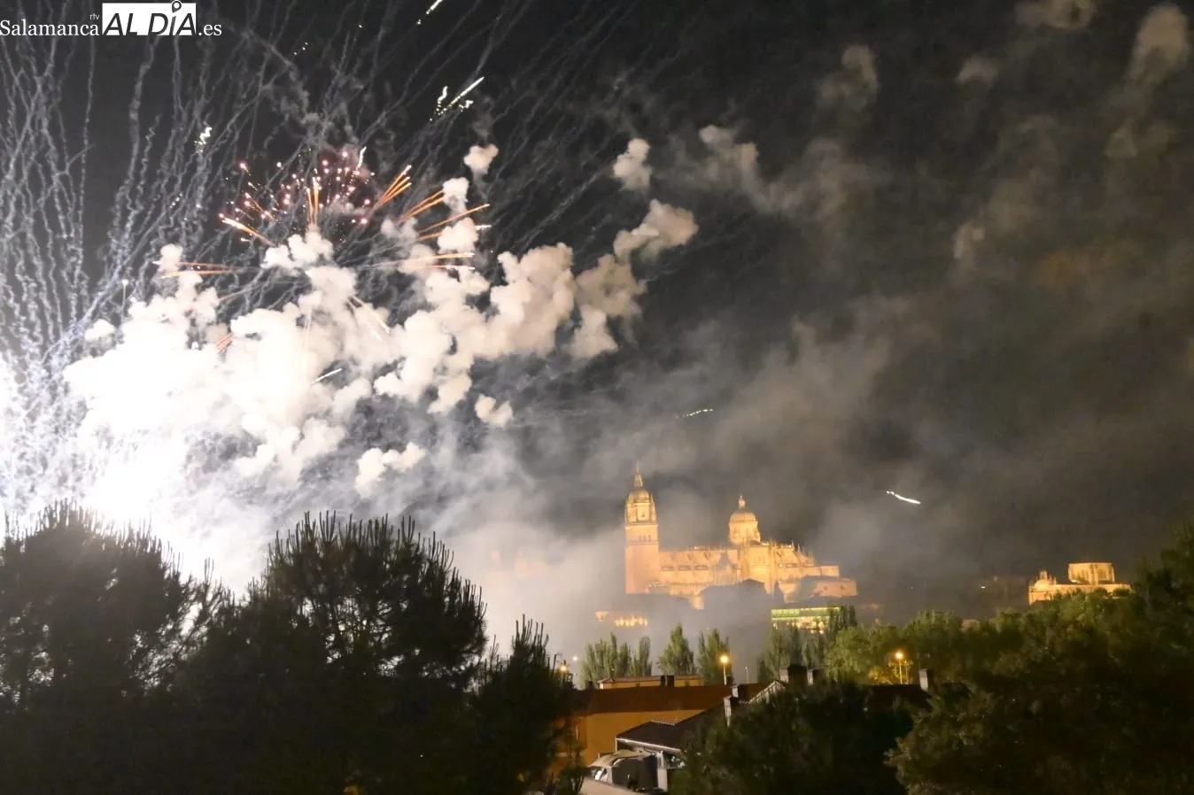 Foto 11 - Los fuegos artificiales iluminan Salamanca por San Juan de Sahag&uacute;n (FOTOS Y V&Iacute;DEO)