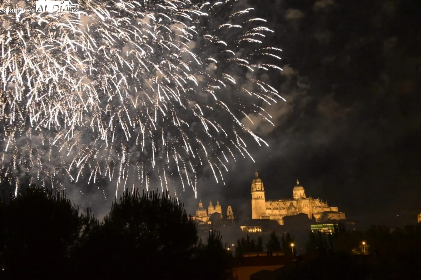 Foto 10 - Los fuegos artificiales iluminan Salamanca por San Juan de Sahag&uacute;n (FOTOS Y V&Iacute;DEO)