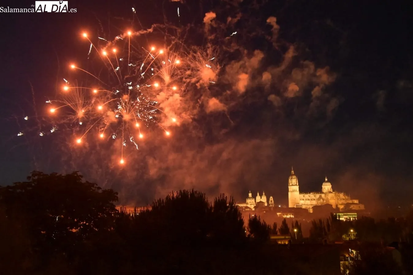 Foto 7 - Los fuegos artificiales iluminan Salamanca por San Juan de Sahag&uacute;n (FOTOS Y V&Iacute;DEO)