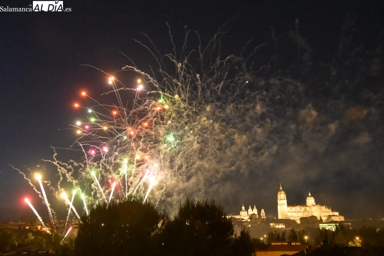 Foto 13 - Los fuegos artificiales iluminan Salamanca por San Juan de Sahag&uacute;n (FOTOS Y V&Iacute;DEO)