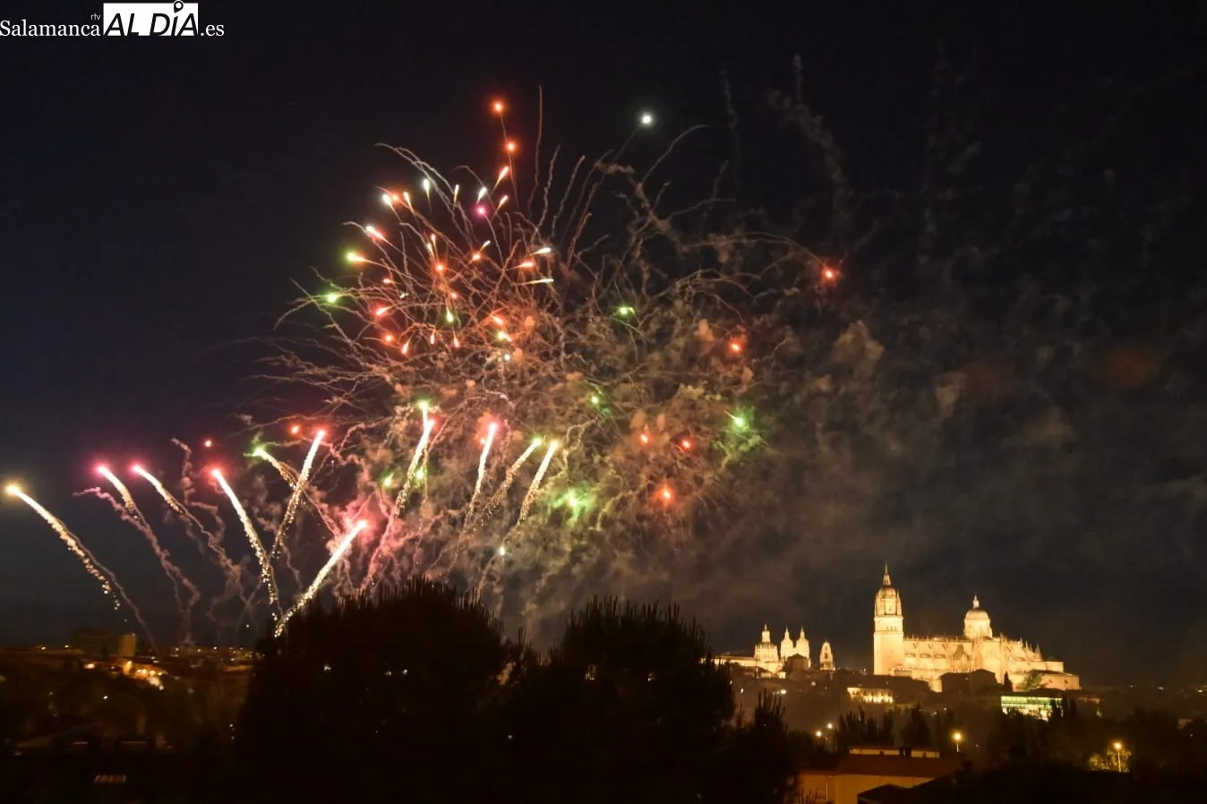 Foto 15 - Los fuegos artificiales iluminan Salamanca por San Juan de Sahag&uacute;n (FOTOS Y V&Iacute;DEO)