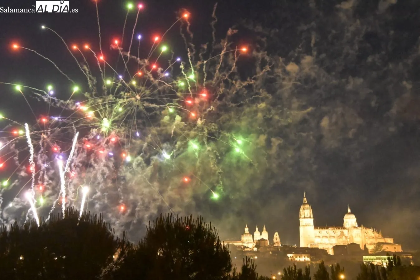 Foto 14 - Los fuegos artificiales iluminan Salamanca por San Juan de Sahag&uacute;n (FOTOS Y V&Iacute;DEO)