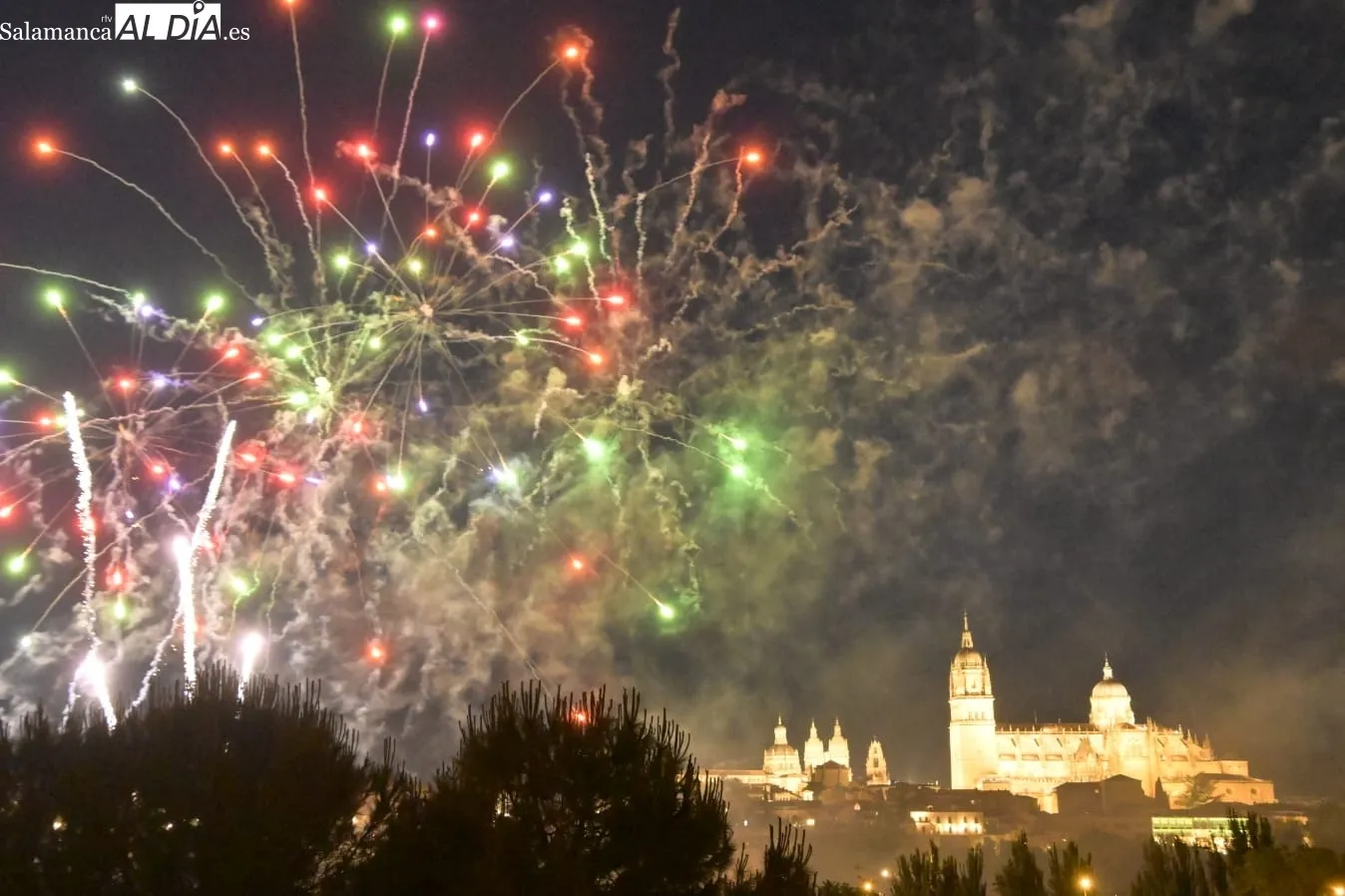 Foto 16 - Los fuegos artificiales iluminan Salamanca por San Juan de Sahag&uacute;n (FOTOS Y V&Iacute;DEO)