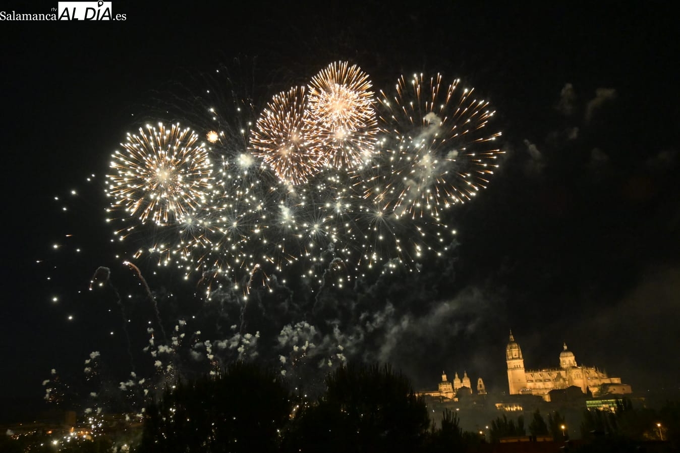 Los fuegos artificiales iluminan Salamanca por San Juan de Sahagún (FOTOS Y VÍDEO)