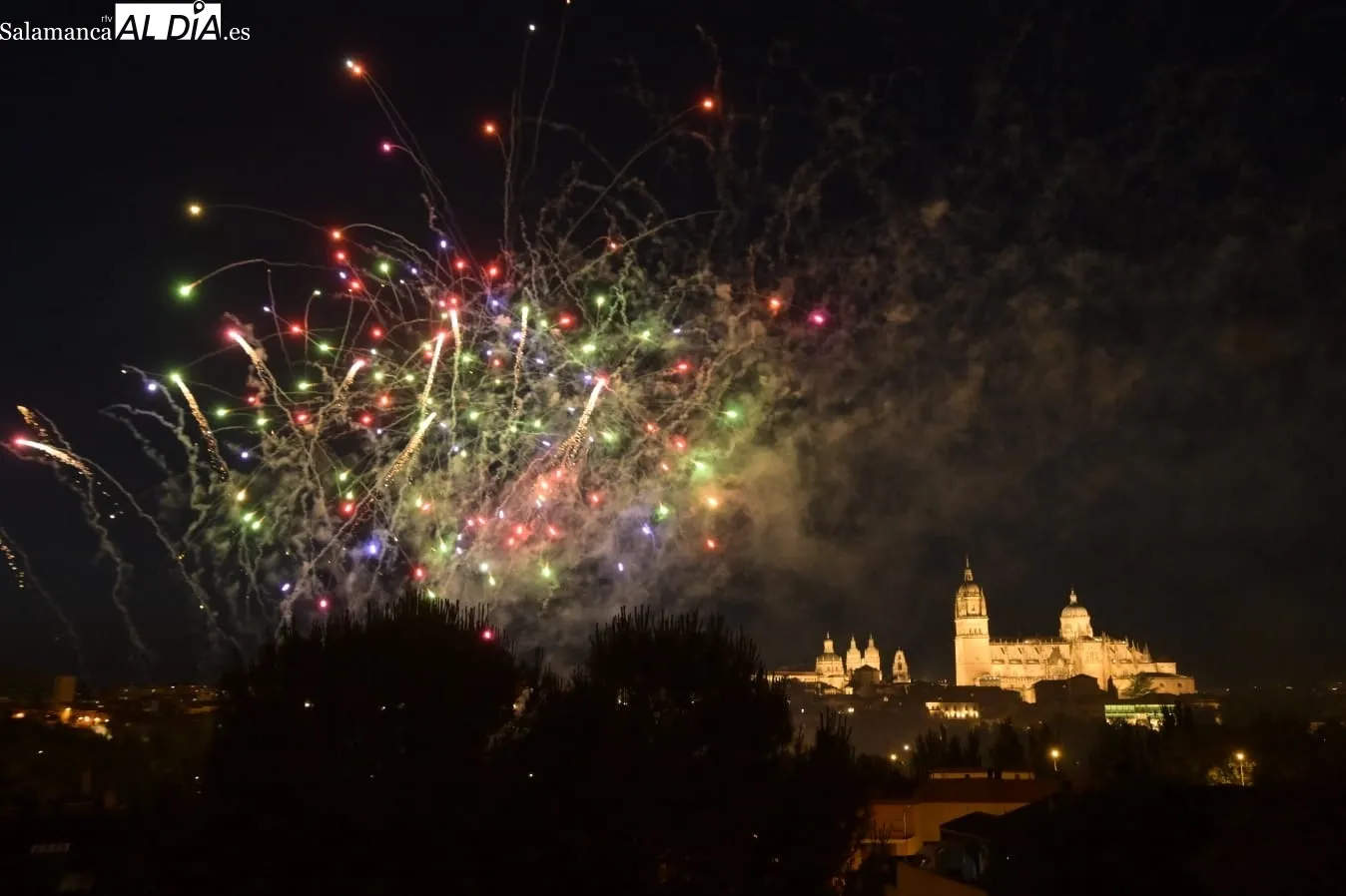 Foto 12 - Los fuegos artificiales iluminan Salamanca por San Juan de Sahag&uacute;n (FOTOS Y V&Iacute;DEO)